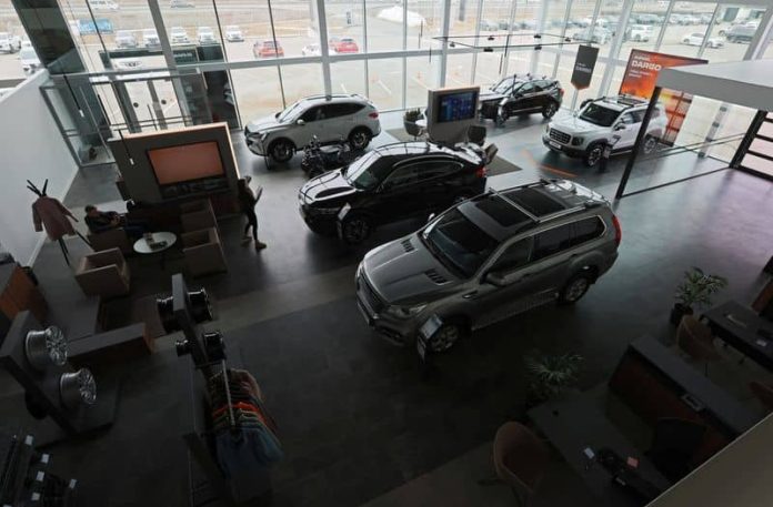 Las ventas de automóviles de marzo en Rusia caen un 10,6