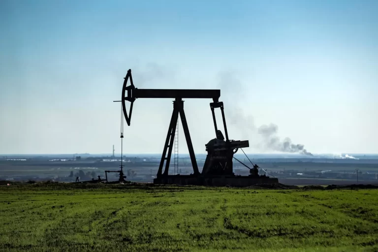Oil prices rise amid falling US inventories and strong China data