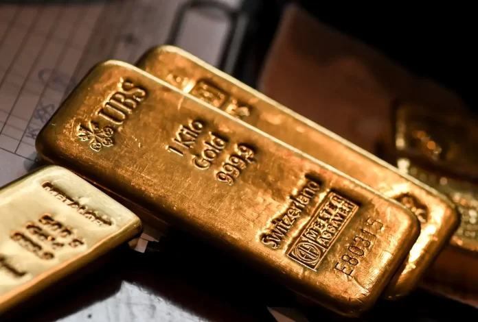 الذهب مع تراجع الدولار وسط ترقب لحركة أسعار الفائدة الأميركية