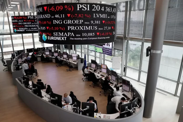 European stocks are falling as investors await more corporate results