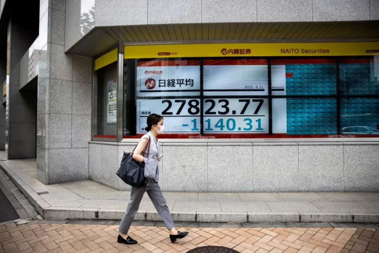 The Japanese Nikkei index is falling after an 8-day rise, with technology stocks falling