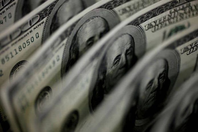 Доллар дорожает, поскольку потолок госдолга США в центре внимания
