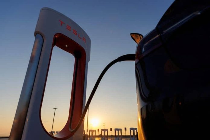 CEO Ford mengatakan Tesla Superchargers dapat menjadi standar untuk pengisian EV