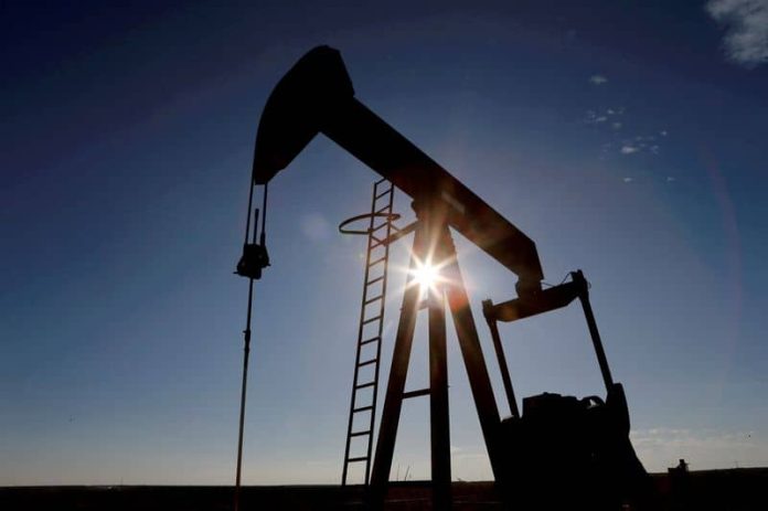 Petróleo amplía ganancias por mayor demanda de gasolina y menor oferta