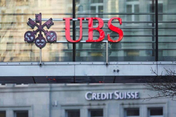 UBS는 원하지 않는 Credit Suisse 구조 합병으로 돌진했다고 말했습니다.