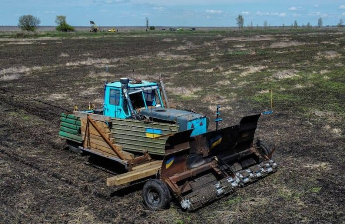 Agricultor ucraniano presenta una forma novedosa de desminar sus campos