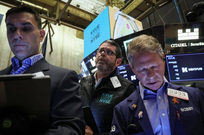 債務上限の行き詰まりで投資家が神経をとがらせる中、ウォール街は安値で取引開始予定