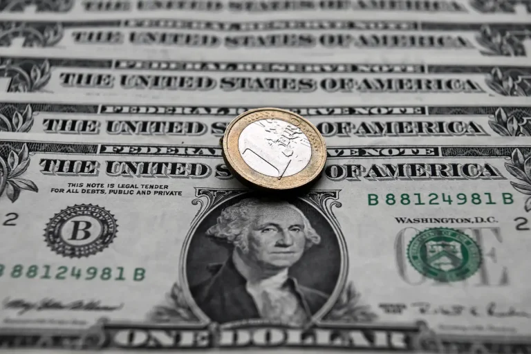 The dollar is stabilizing with increasing expectations of a US interest rate hike and optimism about the debt ceiling