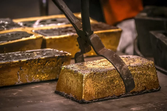 الذهب يغلق متراجعاً دون مستوى 2000 دولار لأول مرة في أسبوعين