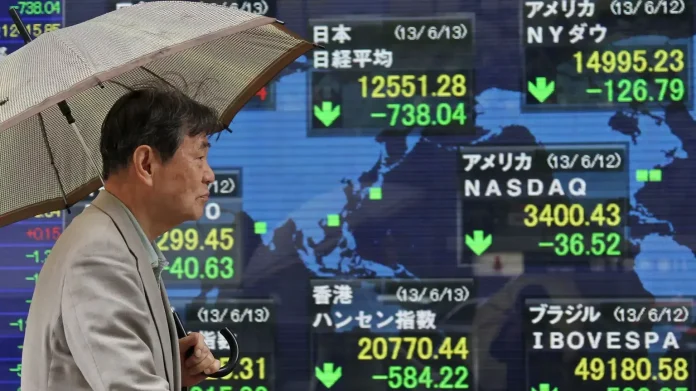 نيكي الياباني يعوض خسائره ويغلق مرتفعا بفضل تدفقات المستثمرين الأجانب