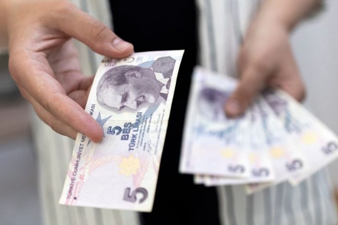 Lira Turki mencapai titik terendah baru setelah aturan bank dibatalkan