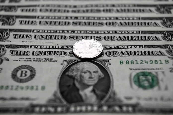الدولار ينخفض وسط توقعات رفع الفائدة الأميركية والعالمية