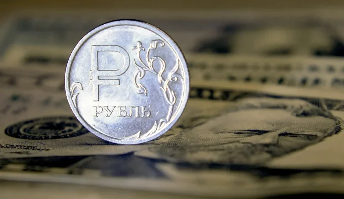 الروبل الروسي يهوي لأدنى مستوياته أمام الدولار منذ أوائل أبريل