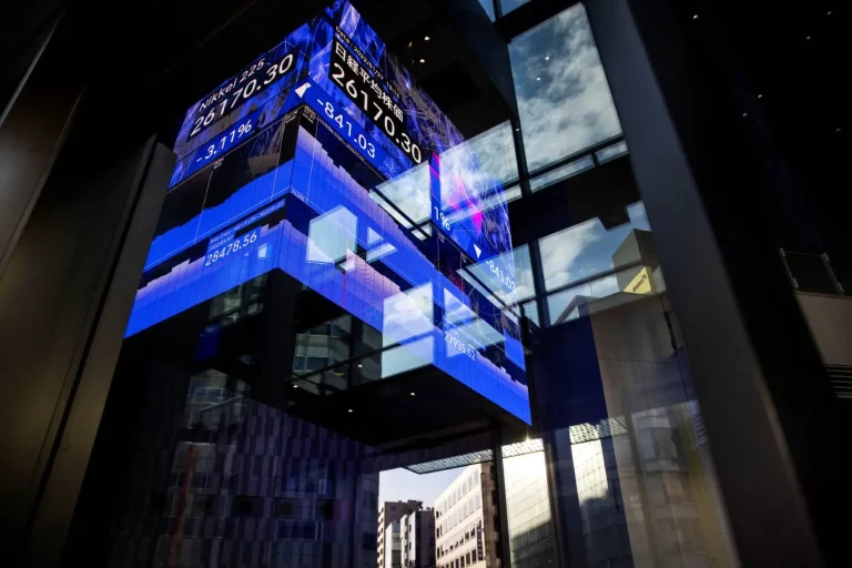 The Japanese Nikkei index reverses its course and closes higher, and Soft Bank leads the gains