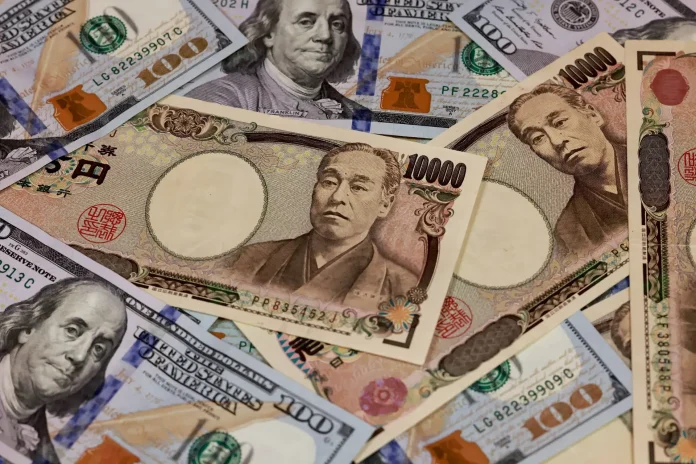 الين يتراجع بعد إبقاء بنك اليابان أسعار الفائدة منخفضة وهبوط الدولار