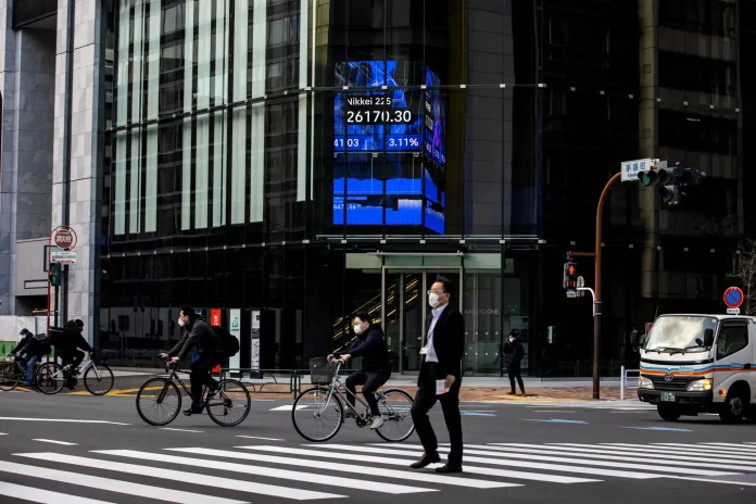 نيكي الياباني عند أعلى مستوى في 33 عاماً بدعم من أسهم المؤسسات التجارية