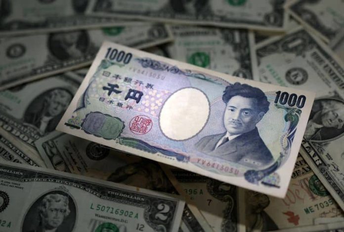في شركات الدولار ، تذبذب الين مع ثبات التضخم في اليابان فوق هدف بنك اليابان
