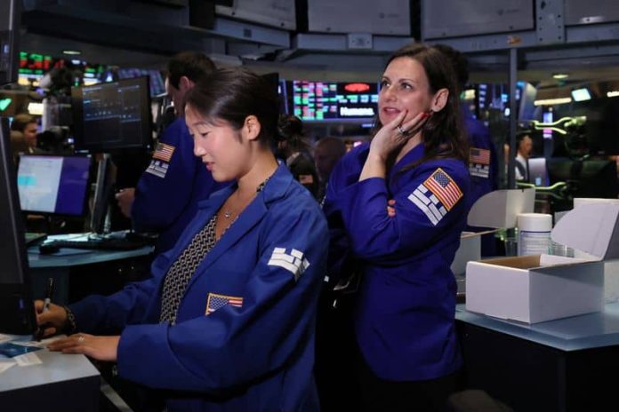 Dow memimpin Wall Street lebih tinggi karena investor melihat melampaui teknologi