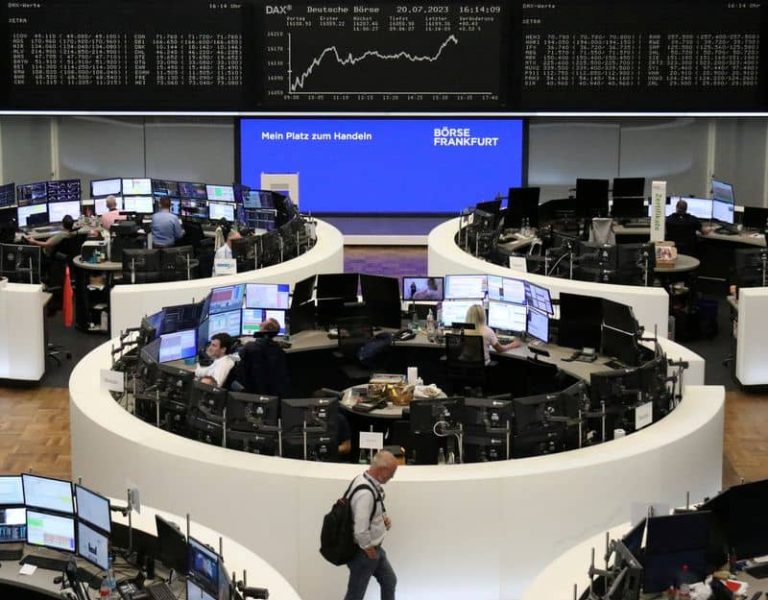 European shares flat as energy firms counter tech drag