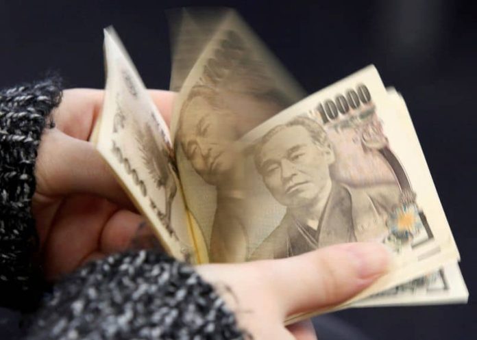 Японская иена падает, поскольку трейдеры ждут политических решений