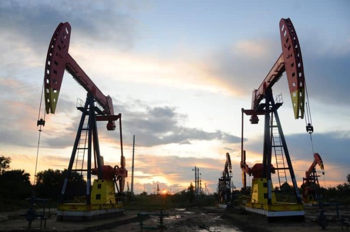 Нефть растет, поскольку рынки оценивают падение запасов и потенциальное стимулирование со стороны Китая