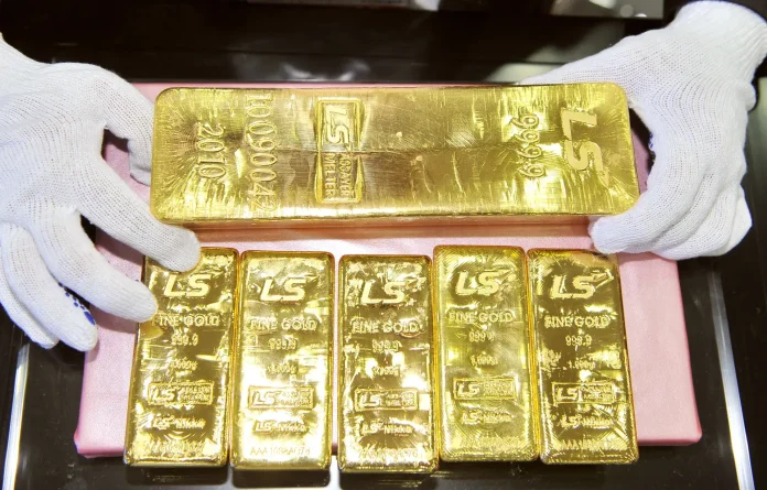 الذهب يغلق أعلى مستويات 1930 دولاراً للأونصة
