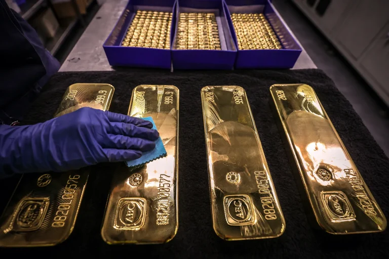 A slight decline in gold prices upon settlement, and attention is directed towards inflation data in America