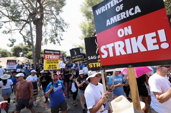 Estudios de Hollywood dan a conocer detalles de nueva propuesta a escritores en huelga