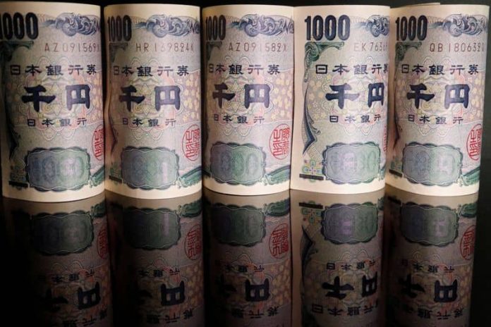 Pembuat kebijakan Jepang menahan diri saat yen memasuki kisaran intervensi