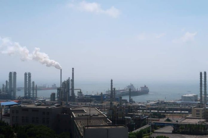 Petróleo cai com preocupações da China apesar de oferta mais apertada nos EUA