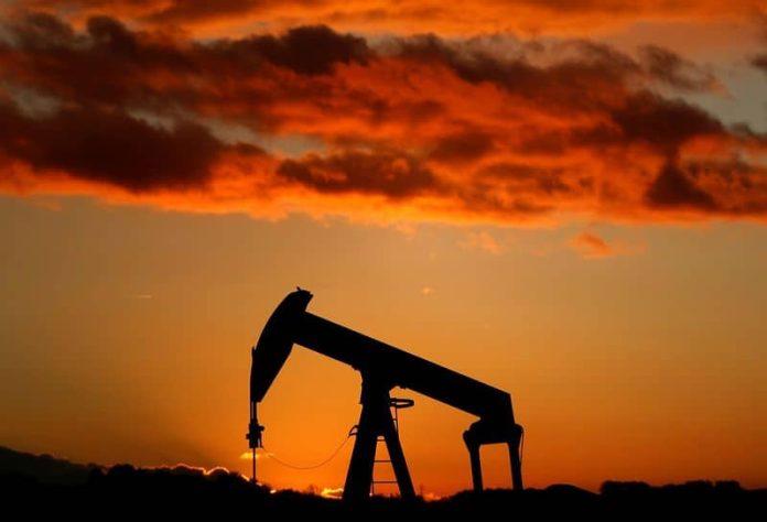 استقرار أسعار النفط مع مخاوف بشأن المعروض من خفض التصنيف الائتماني في الولايات المتحدة