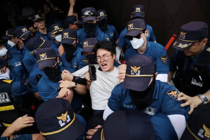 韓国警察、日本大使館に侵入しようとした福島のデモ参加者16人を逮捕