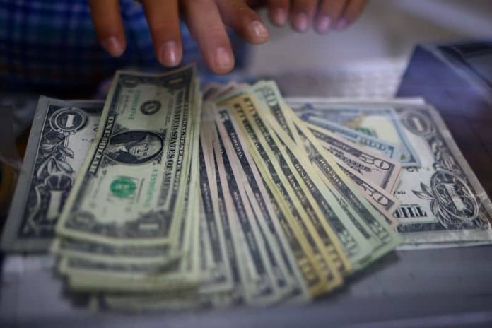 دلار آمریکا در آستانه انتشار گزارش تورم اینچ کاهش یافت